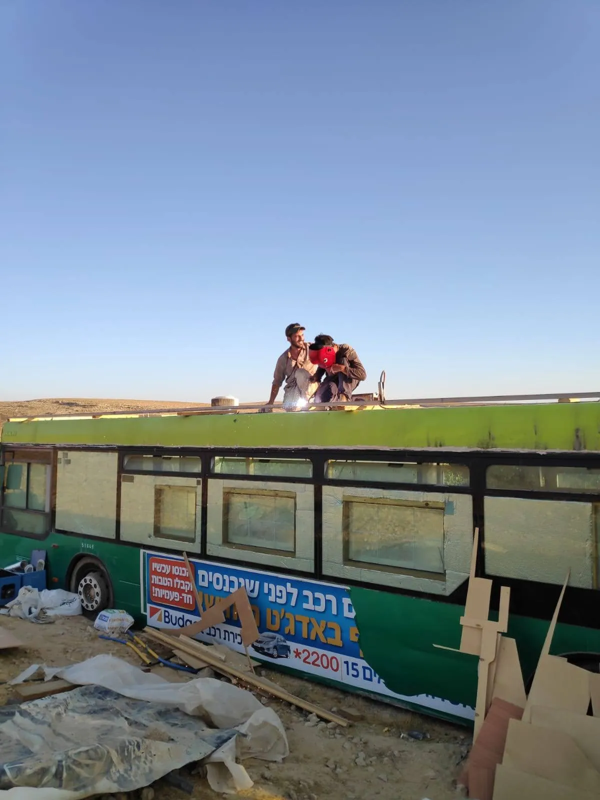 יותם ואריאל מרתכים את גג האוטובוס