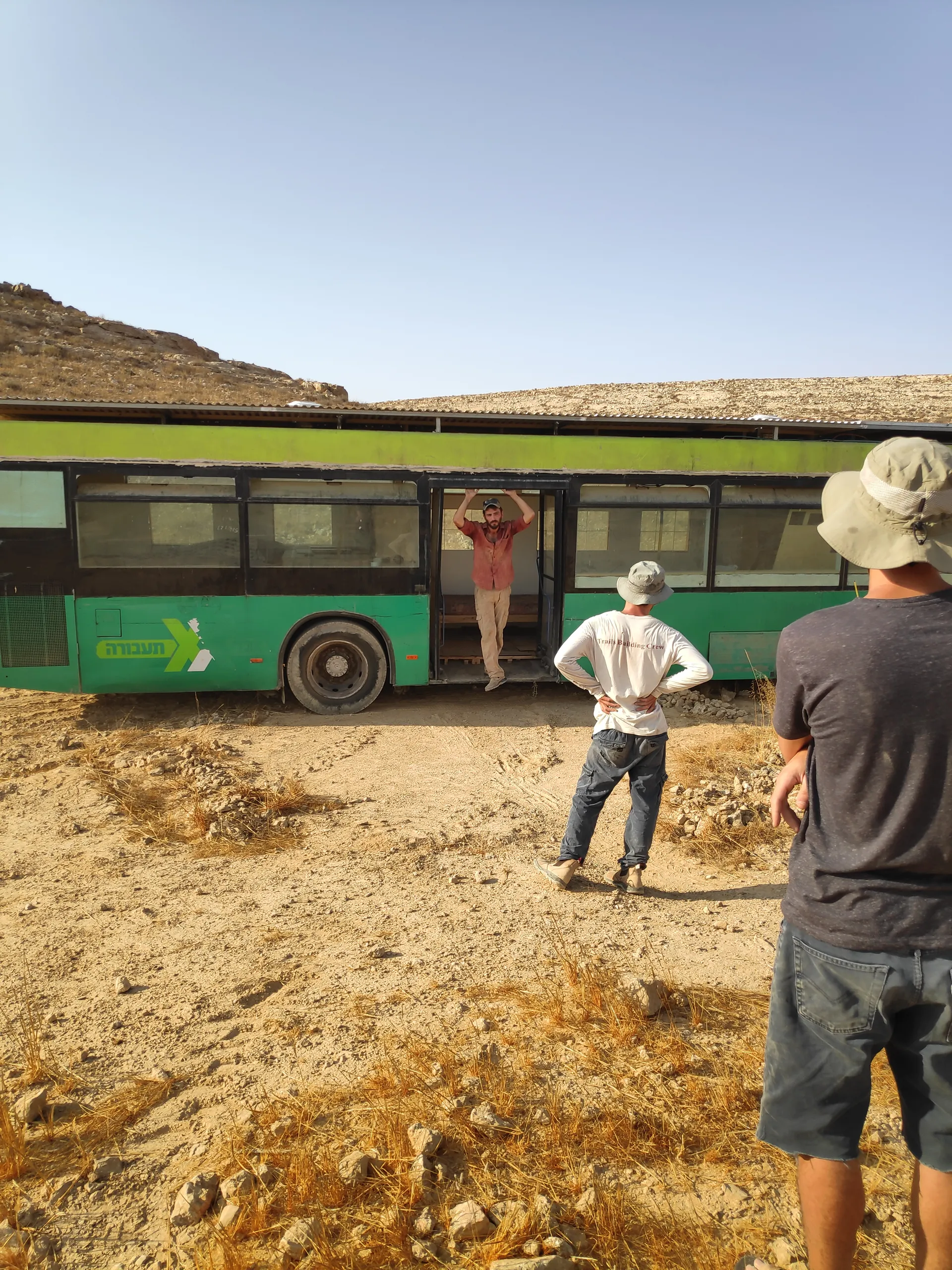יותם ואריאל ליד האוטובוס