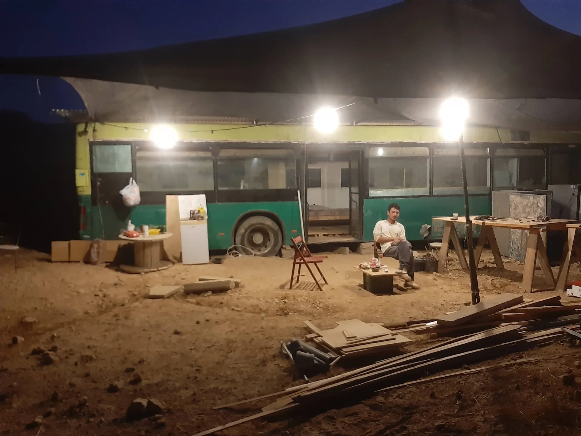 האוטובוס מואר בערב — קרוב לסיום